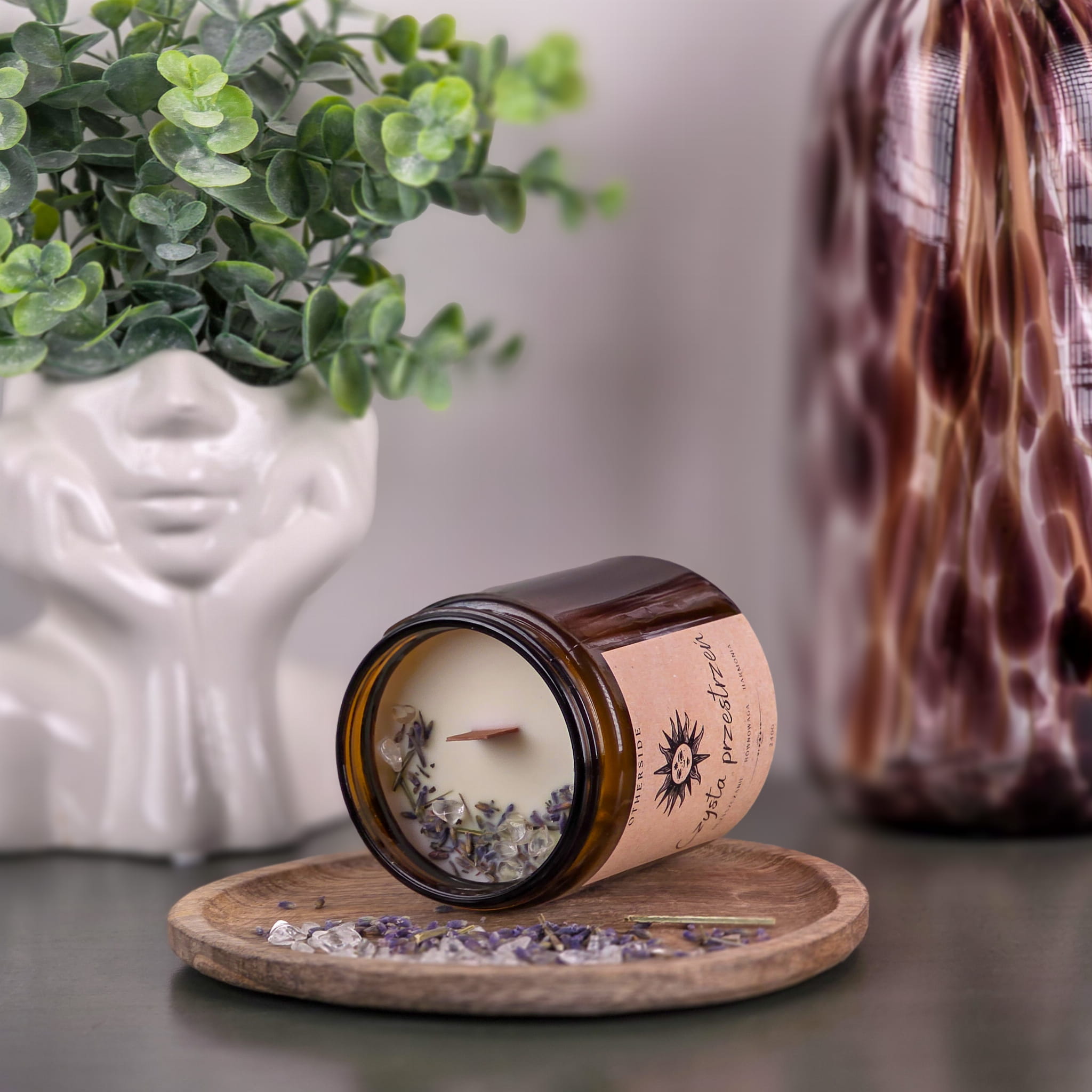 Rytuał oczyszczania świecą z białą szałwią