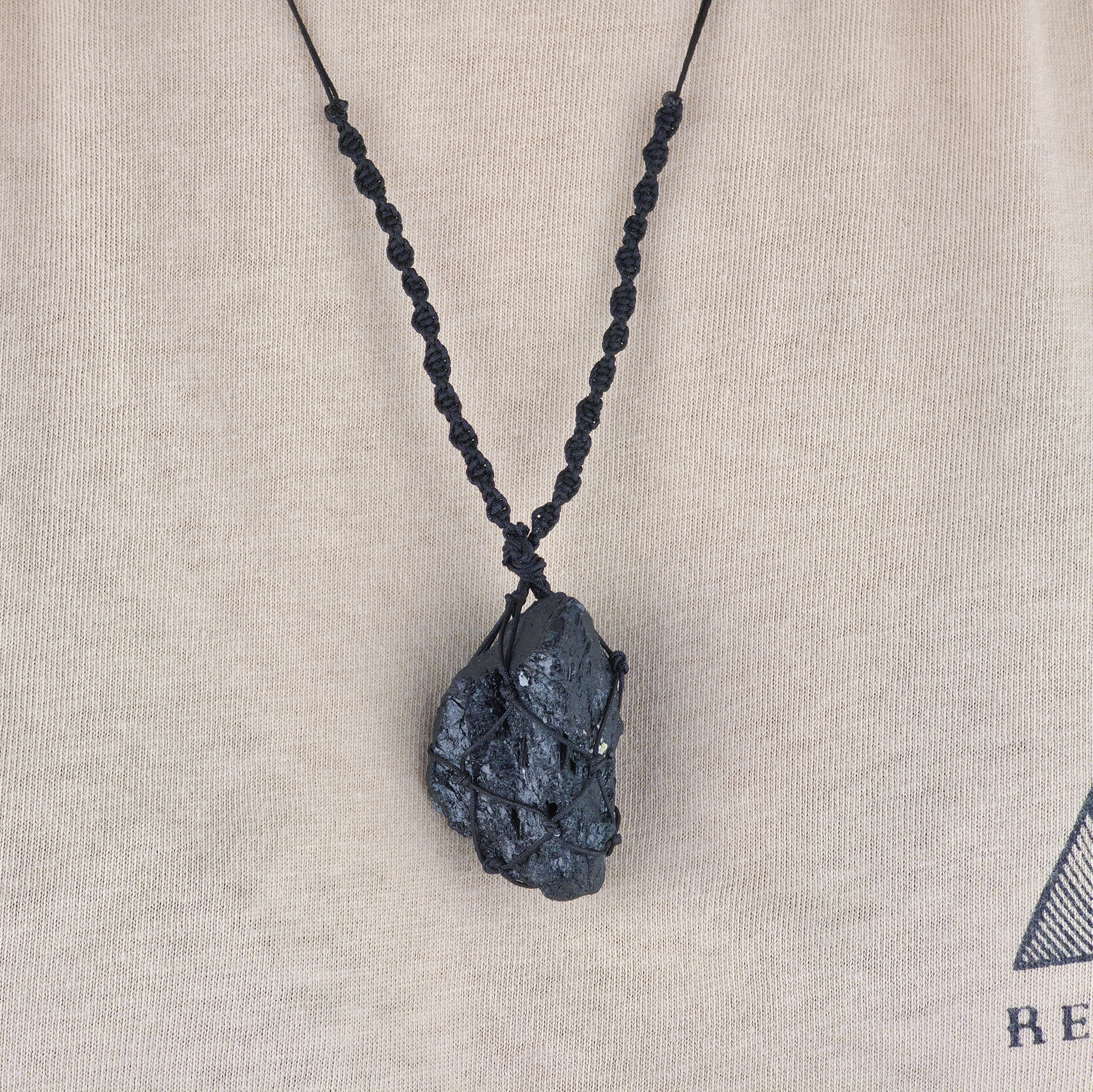 Amulet ochronny z czarnego turmalinu – ręcznie pleciony sznurek