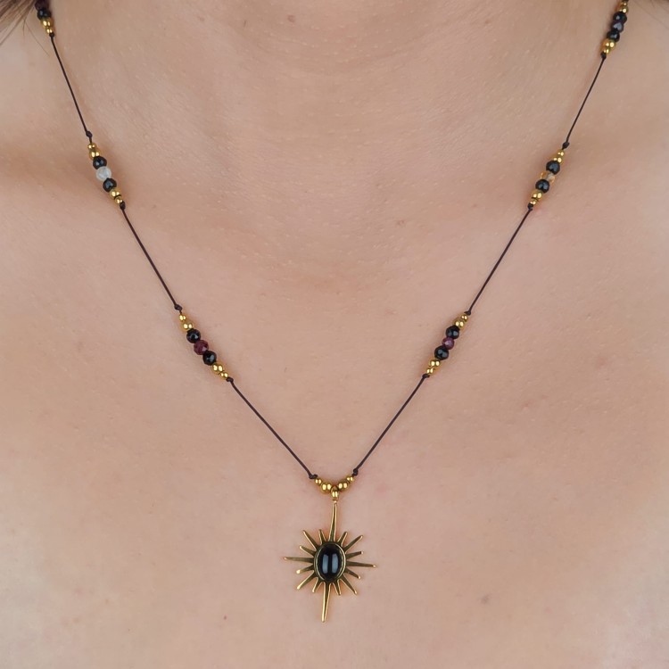 Ręcznie robiony naszyjnik Czarne Słońce – energia transformacji