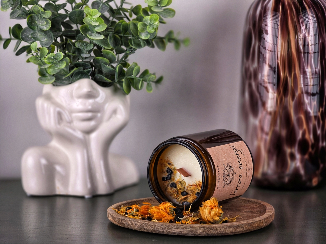 Świeca sojowa Tarcza Energii – Palo Santo, czarny turmalin, nagietek