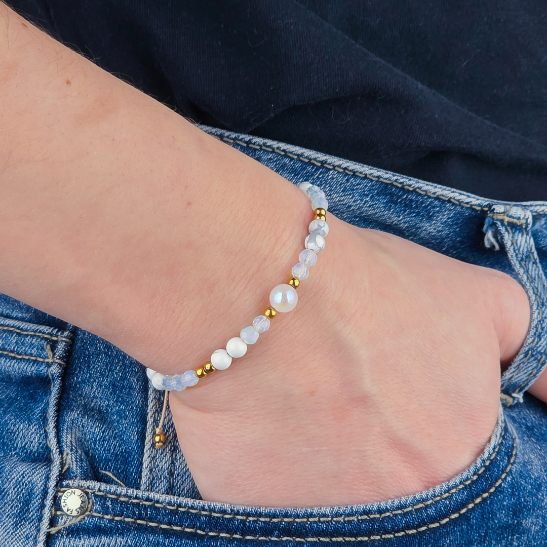 Detal kamieni – kamień księżycowy, opalit, howlit i złoty hematyt