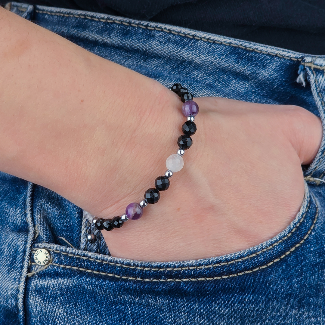 Detal kamieni – turmalin, kryształ górski, ametyst i srebrny hematyt