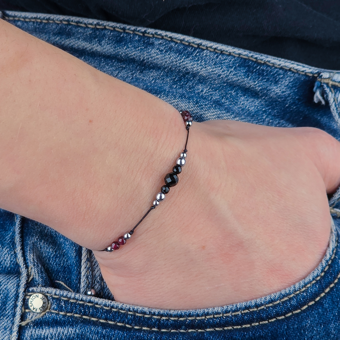 Detal kamieni – turmalin, granat i srebrny hematyt