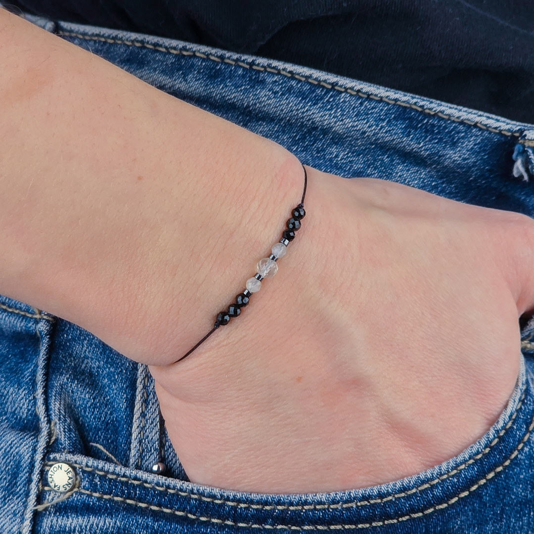 Detal kamieni – cytryn, turmalin i srebrny hematyt na sznurku