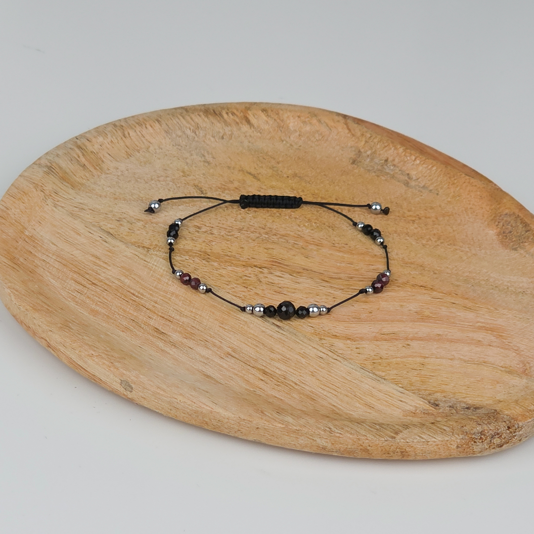 Bransoletka z turmalinu, granatu i srebrnego hematytu – talizman spokoju i odwagi