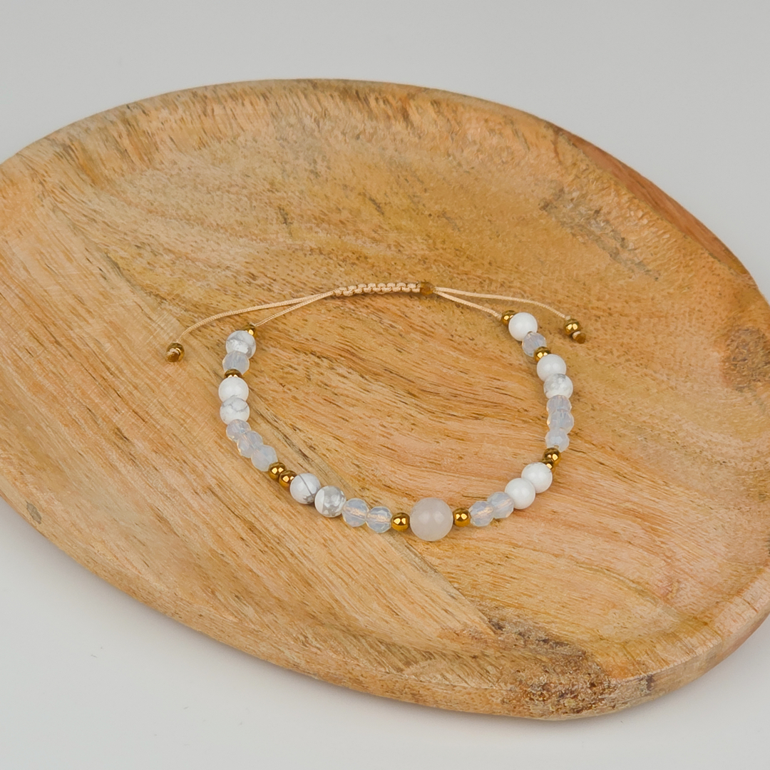 Bransoletka z kamieniem księżycowym i złotym hematytem na sznurku