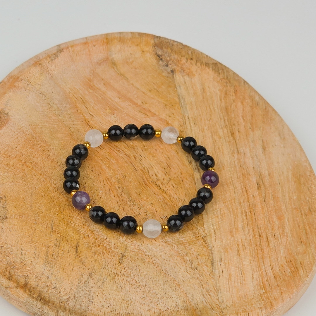 Bransoletka ochronna z turmalinu, ametystu i kryształu górskiego na nadgarstku