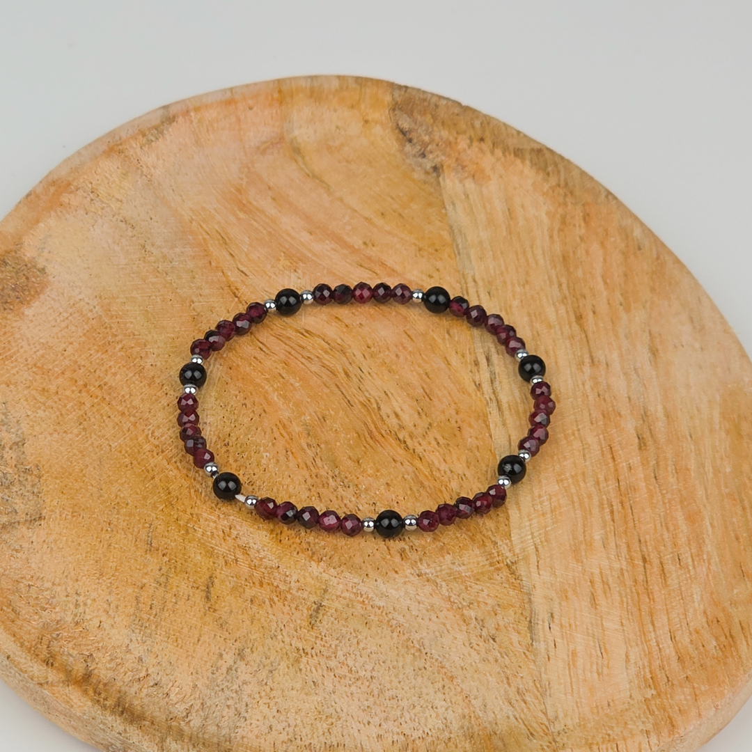 Bransoletka ochronna z granatu i turmalinu – detal kamieni