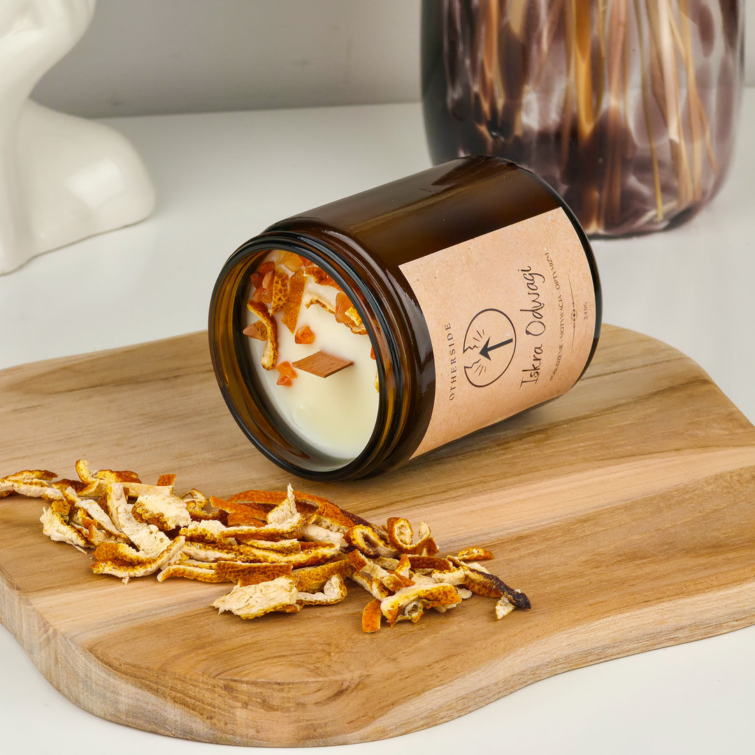 Naturalna świeca sojowa Iskra Odwagi – detal dodatków