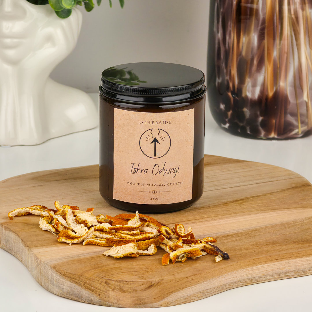 Świeca Iskra Odwagi – detal: karneol w wosku sojowym