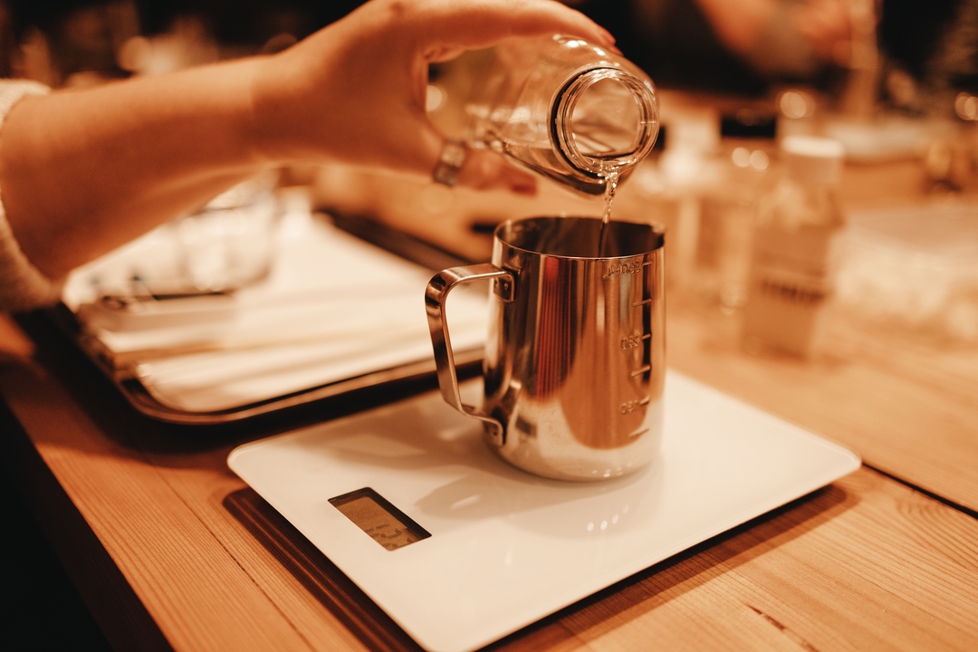 Handmade świeca Tarcza Energii – turmalin i susz nagietka