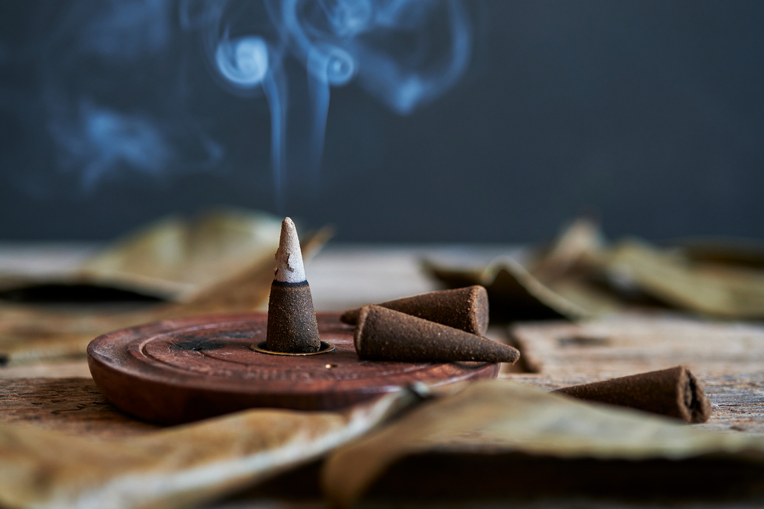 Kadzidełka stożkowe Satya Sandałowiec 24 g z metalową podstawką